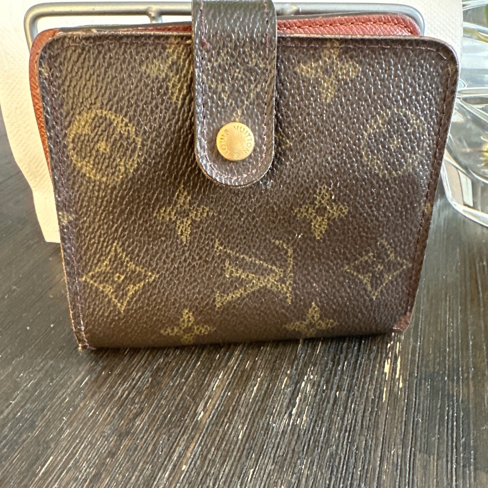 LV Monogram Wallet (rubbing & corner wear)